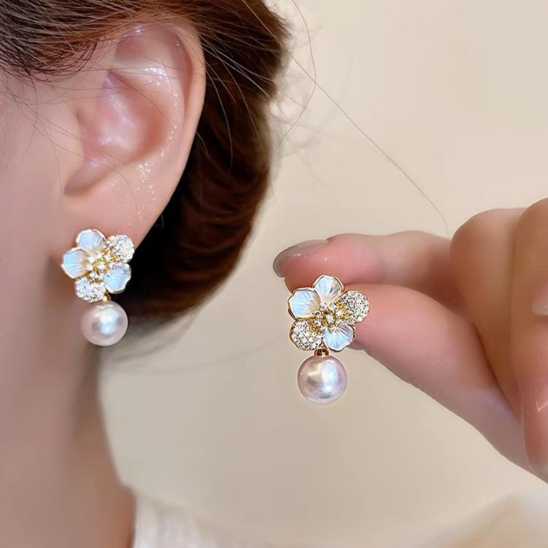 French light luxury temperament ear clips, flower pearl earrings, high-end niche mosquito coil disc ear clips, women s earless earrings.
French light luxury temperament ear clips, flower pearl earrings, high-end niche mosquito coil disc ear clips, women s earless earrings.