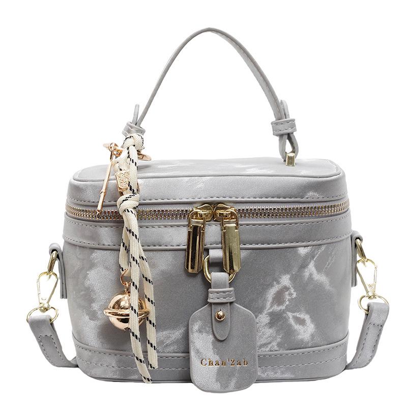 Трендовая женская сумка-ведро Весна 2025: Модный, Нишевый, На плечо и Повседневный стиль серебряный
Трендовая женская сумка-ведро Весна 2025: Модный, Нишевый, На плечо и Повседневный стиль серебряный