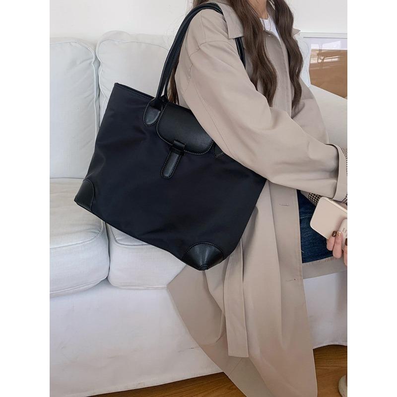 Tote bag female, Japanese and Korean large-capacity handbag contrasting color nylon canvas commuter shoulder bag Japanese and Korean style чорний
Tote bag female, Japanese and Korean large-capacity handbag contrasting color nylon canvas commuter shoulder bag Japanese and Korean style чорний