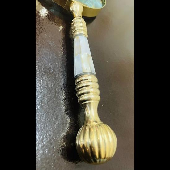 Вінтажне збільшувальне скло з латунним масивом з перламутровою ручкою 4 дюйми
Вінтажне збільшувальне скло з латунним масивом з перламутровою ручкою 4 дюйми