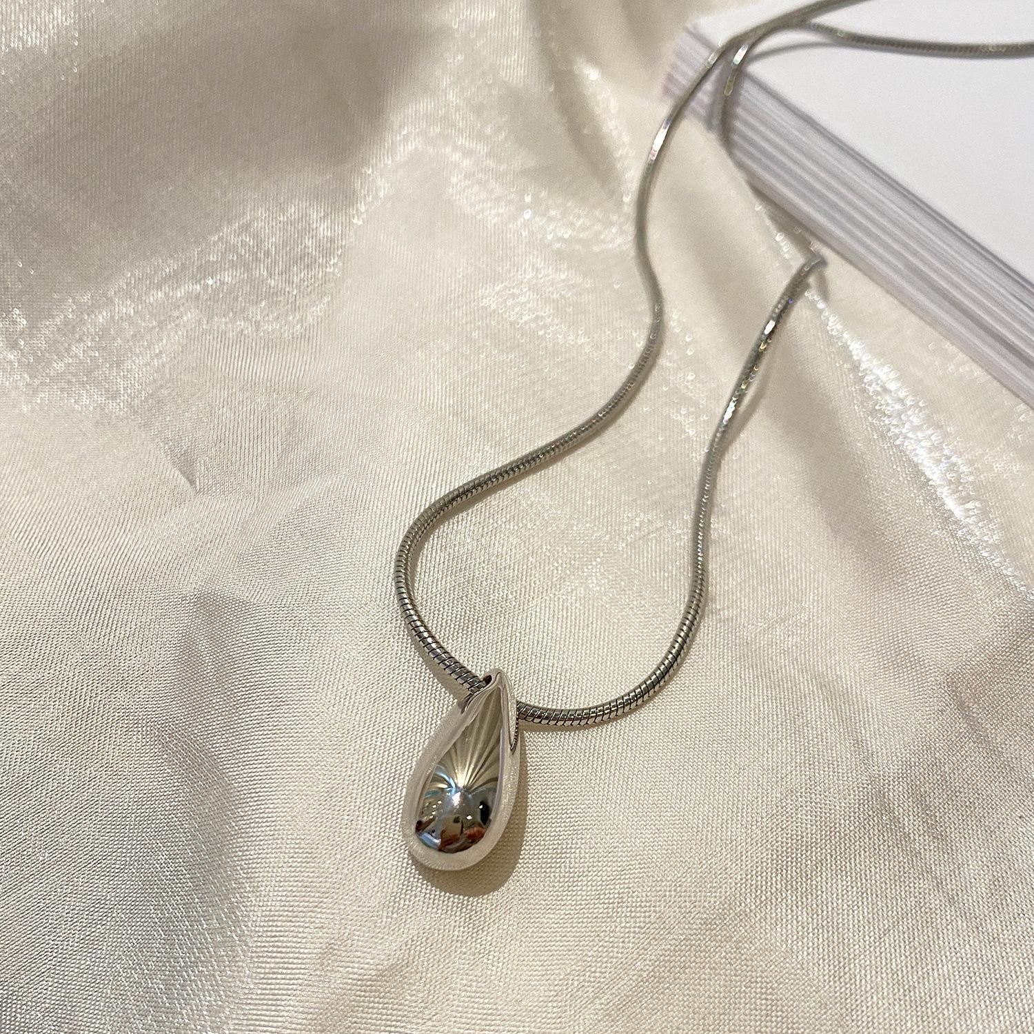 Минималистичное ожерелье-подвеска из серебряной змеиной цепочки в виде капли воды - Крутой и популярный аксессуар-шарм
Минималистичное ожерелье-подвеска из серебряной змеиной цепочки в виде капли воды - Крутой и популярный аксессуар-шарм