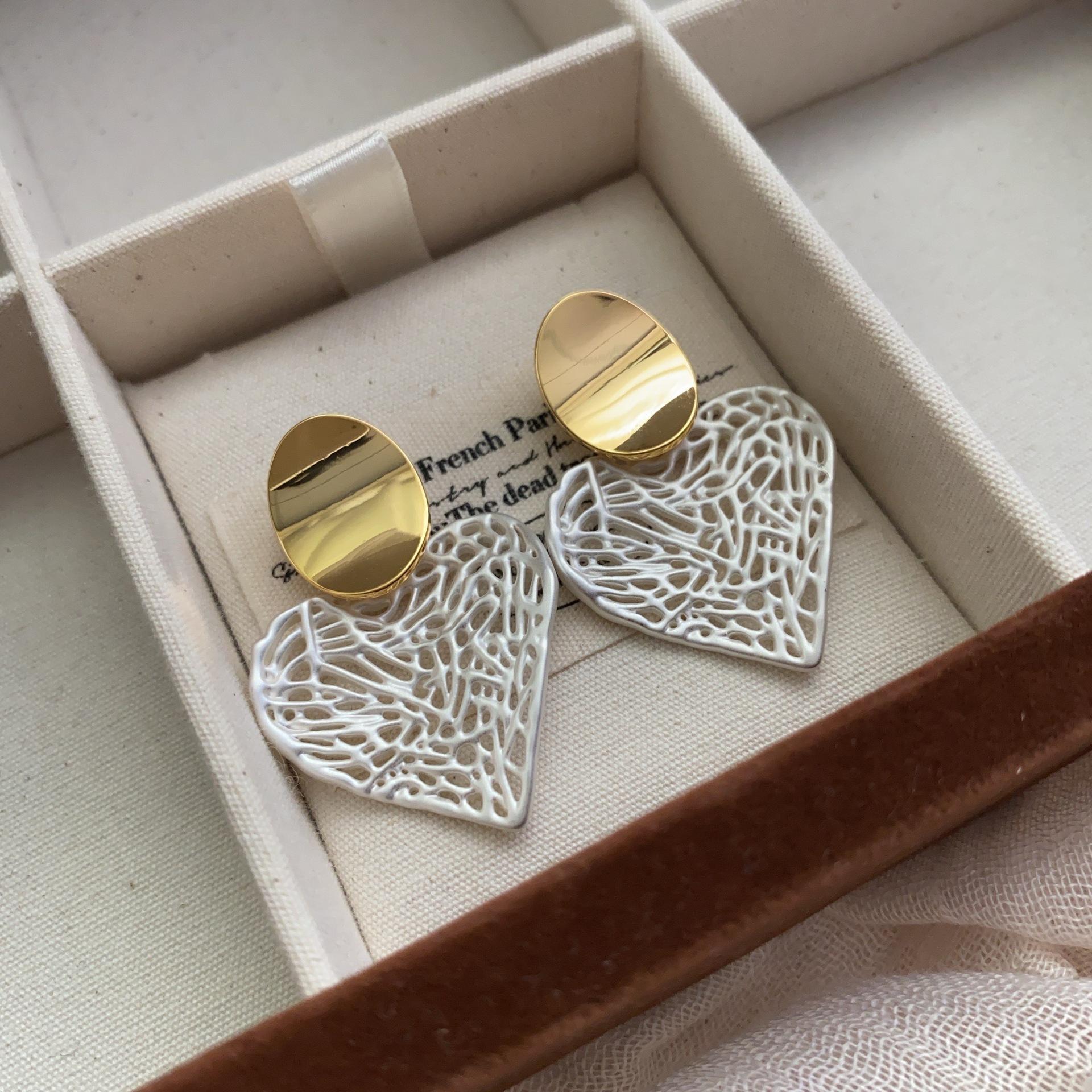 European and American new fashionable round geometric earrings design sense niche high sense exaggerated light luxury earrings factory
European and American new fashionable round geometric earrings design sense niche high sense exaggerated light luxury earrings factory