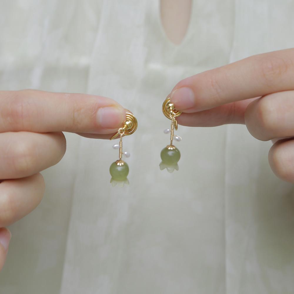 New fashionable commuter-style Hetian jade earrings for women, niche design with a high-end feel and elegant jade jewelry, including drop earrings Ear Studs—Has pierced e
New fashionable commuter-style Hetian jade earrings for women, niche design with a high-end feel and elegant jade jewelry, including drop earrings Ear Studs—Has pierced e
