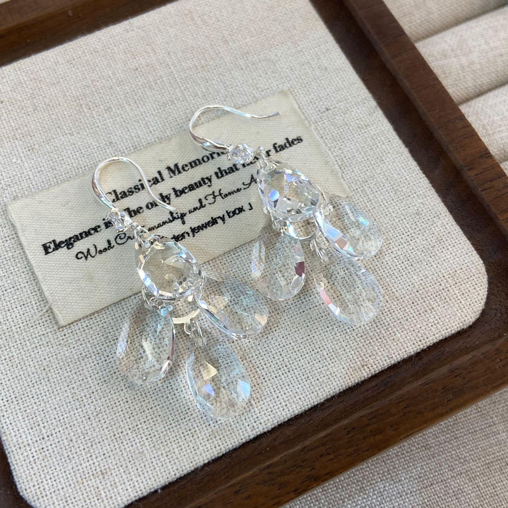 Temperament Geometric Crystal Ear Hook High-End Light Luxury Earrings Internet Celebrity Earrings
Temperament Geometric Crystal Ear Hook High-End Light Luxury Earrings Internet Celebrity Earrings