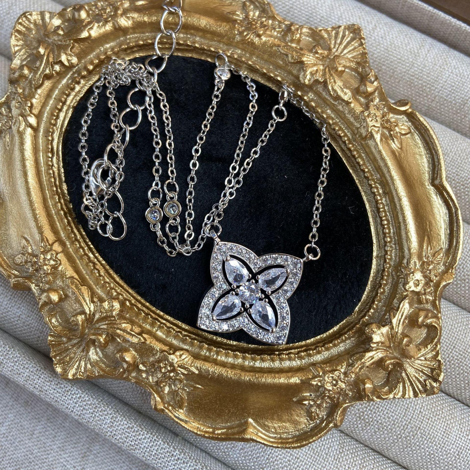 Seiko Version Four-Leaf Clover Necklace, Giant Flash Flower-Shaped Pendant, Full Of Diamonds, Light Luxury Collarbone Chain, Female Direct Sales
Seiko Version Four-Leaf Clover Necklace, Giant Flash Flower-Shaped Pendant, Full Of Diamonds, Light Luxury Collarbone Chain, Female Direct Sales