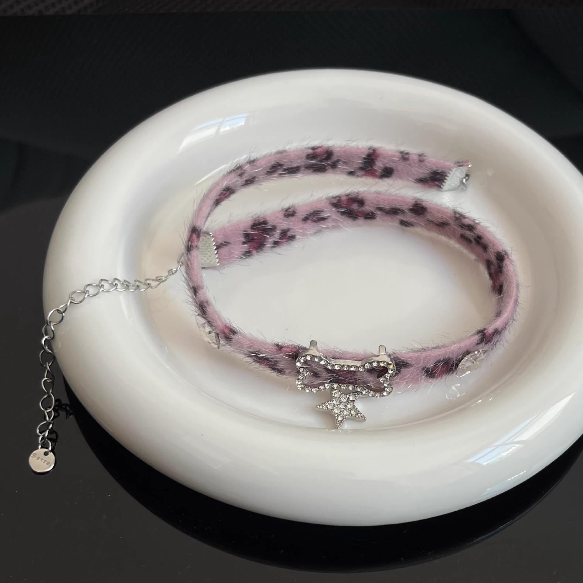 Plush Pink Leopard Print Adjustable Chokers Necklace for Women Girls Fashion Goth Star Pendant Necklaces Jewelry Gift
Plush Pink Leopard Print Adjustable Chokers Necklace for Women Girls Fashion Goth Star Pendant Necklaces Jewelry Gift