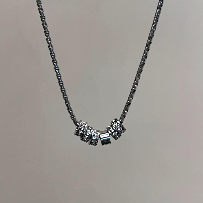 Cold and Elegant Round Hoop Pendant Necklace for Women, Featuring A Light Luxury and Niche Design with Versatile Appeal for The Collarbone.
Cold and Elegant Round Hoop Pendant Necklace for Women, Featuring A Light Luxury and Niche Design with Versatile Appeal for The Collarbone.