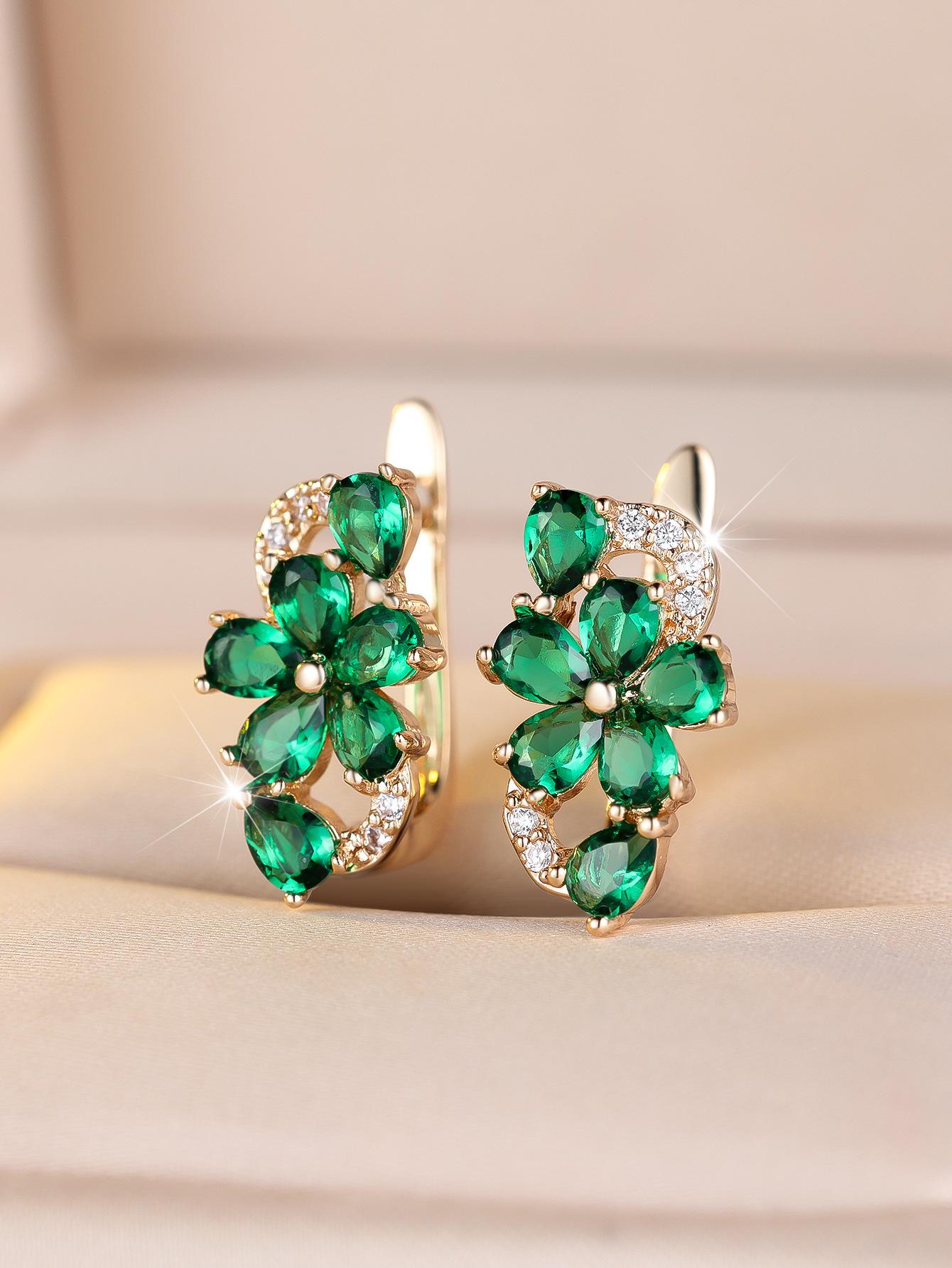 Plum blossom shaped ear buckle, exquisite three-dimensional pattern earrings, bright diamond decoration single item
Plum blossom shaped ear buckle, exquisite three-dimensional pattern earrings, bright diamond decoration single item
