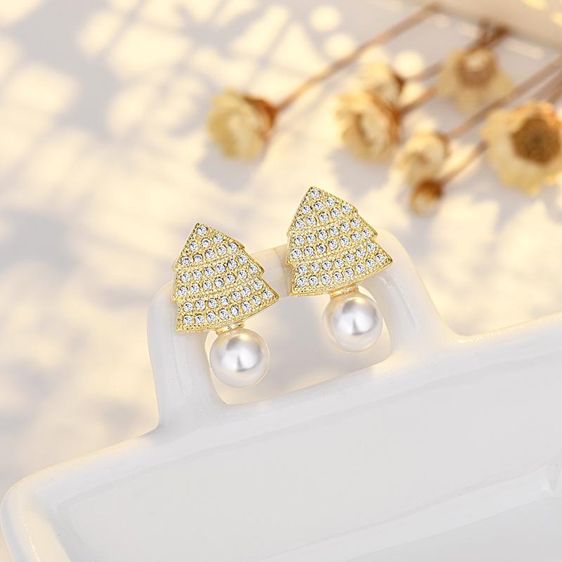 Fashionable Pearl Zircon Gold Earrings for Women with Anti-allergic Micro-set Christmas Earrings
Fashionable Pearl Zircon Gold Earrings for Women with Anti-allergic Micro-set Christmas Earrings