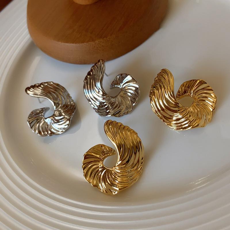 Metal wind round striped earrings, cold wind stud earrings, fashionable and high-end earrings, women
Metal wind round striped earrings, cold wind stud earrings, fashionable and high-end earrings, women