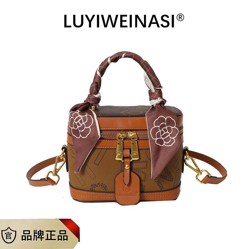 Портативная косметичка с принтом в стиле ретро для женщин 2025 года, новая модная универсальная сумка-мессенджер через плечо с фактурой
Портативная косметичка с принтом в стиле ретро для женщин 2025 года, новая модная универсальная сумка-мессенджер через плечо с фактурой