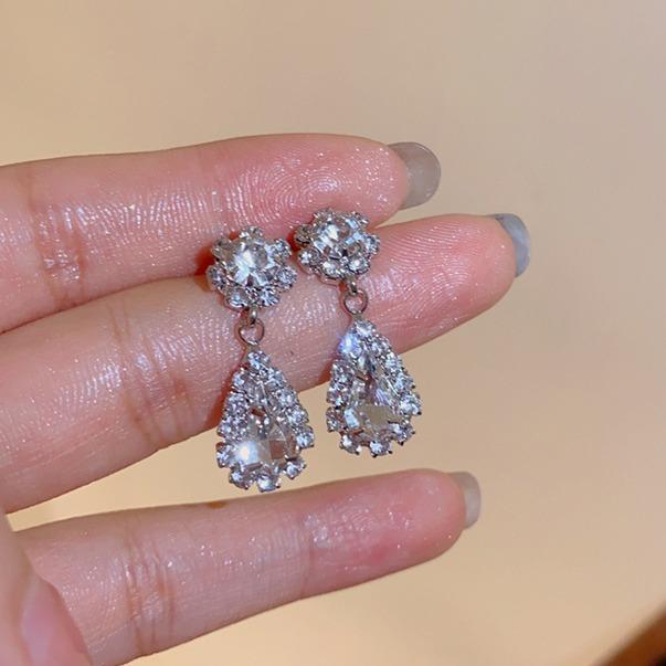 Water drop-shaped super flash temperament hole-free ear clips, new face-showing small earrings, earrings, earrings.
Water drop-shaped super flash temperament hole-free ear clips, new face-showing small earrings, earrings, earrings.