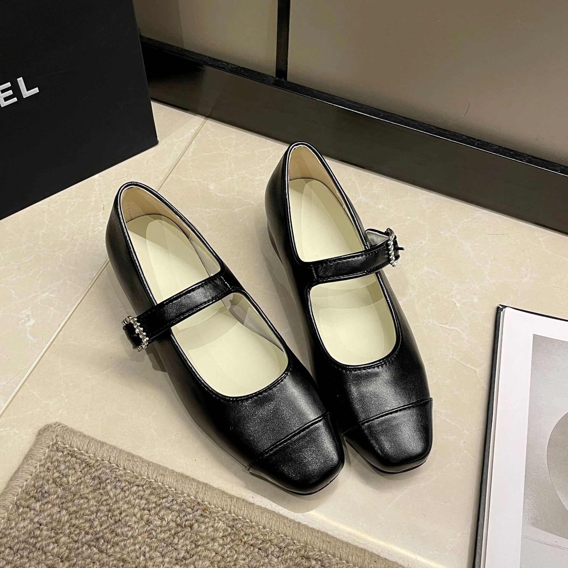 Серебристые туфли-лодочки 2024 года, весна, новые женские туфли-пуанты Mary Jane Pointe с пряжкой и строчкой на низком каблуке, маленькие кожаные туфли 40 чёрный
Серебристые туфли-лодочки 2024 года, весна, новые женские туфли-пуанты Mary Jane Pointe с пряжкой и строчкой на низком каблуке, маленькие кожаные туфли 40 чёрный