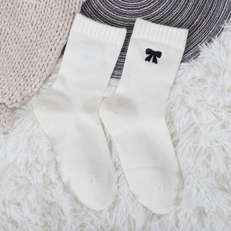 Female Autumn and Winter Retro Bow in The Cylinder Pile Socks 1 pair
Female Autumn and Winter Retro Bow in The Cylinder Pile Socks 1 pair