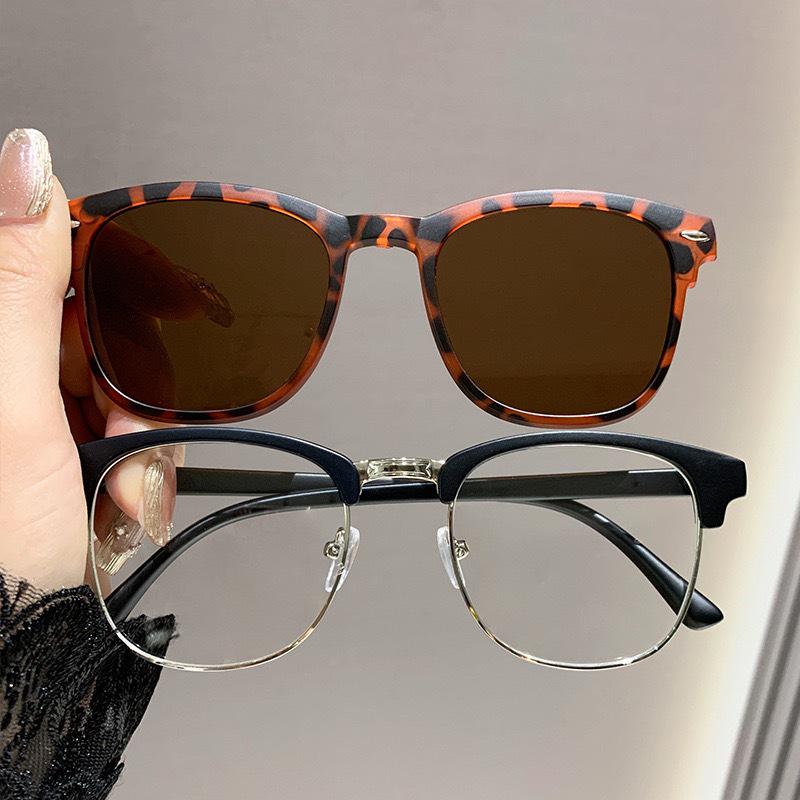 Magnetic Glasses Case: Versatile Retro Sunglasses Compatible with Prescription Lenses and Stylish Accents Glasses Only
Magnetic Glasses Case: Versatile Retro Sunglasses Compatible with Prescription Lenses and Stylish Accents Glasses Only