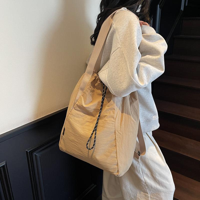 Fashion leisure travel backpack women s new large-capacity nylon bucket bag multi-functional backpack чорний
Fashion leisure travel backpack women s new large-capacity nylon bucket bag multi-functional backpack чорний