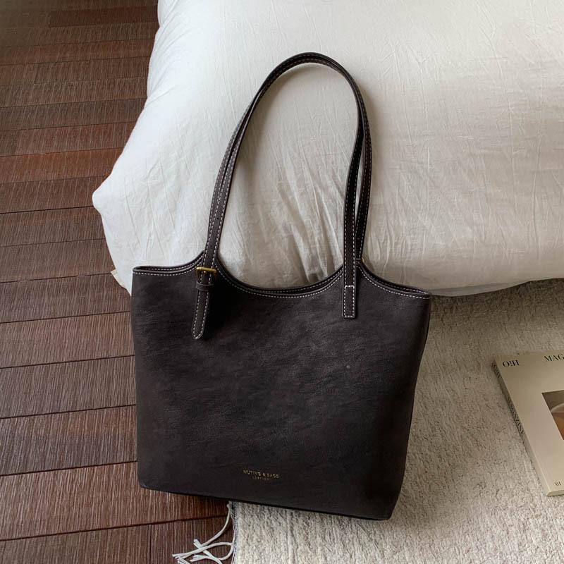 Retro high-value tote bag women s autumn new trendy large-capacity handbag to work commuting shoulder bag
Retro high-value tote bag women s autumn new trendy large-capacity handbag to work commuting shoulder bag