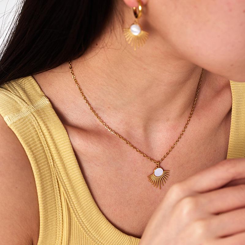 18K Gold Plated Stainless Steel Clavicle Necklace for Women - Non-fading, Vintage, Simple Design
18K Gold Plated Stainless Steel Clavicle Necklace for Women - Non-fading, Vintage, Simple Design