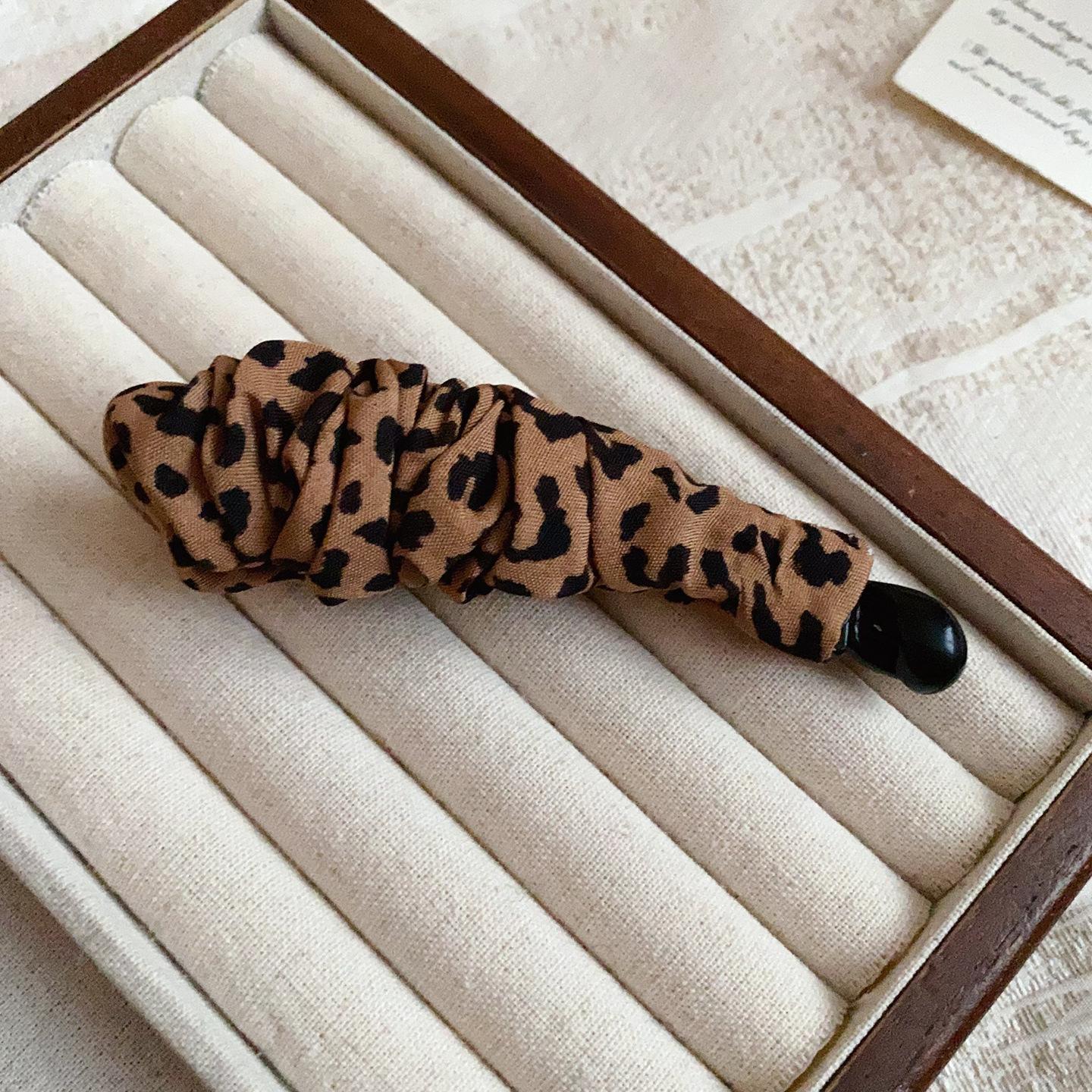 Wind gentle and versatile fabric leopard print hair band female large intestine hair band Korean oversized hair accessories headdress
Wind gentle and versatile fabric leopard print hair band female large intestine hair band Korean oversized hair accessories headdress