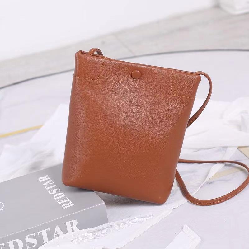 Mini leather small bag, simple bucket bag, first layer cowhide shoulder bag, Korean version soft leather messenger bag, pure leather small square bag. 33CM
Mini leather small bag, simple bucket bag, first layer cowhide shoulder bag, Korean version soft leather messenger bag, pure leather small square bag. 33CM