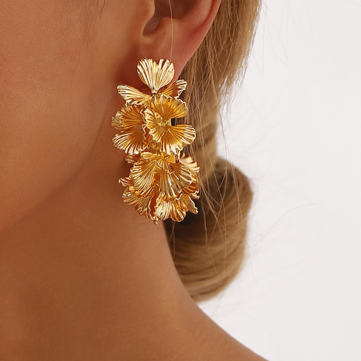 Exaggerated High-end Three-dimensional Stacked Flower Earrings, Light Luxury Retro Popular Metal C-shaped Earrings
Exaggerated High-end Three-dimensional Stacked Flower Earrings, Light Luxury Retro Popular Metal C-shaped Earrings