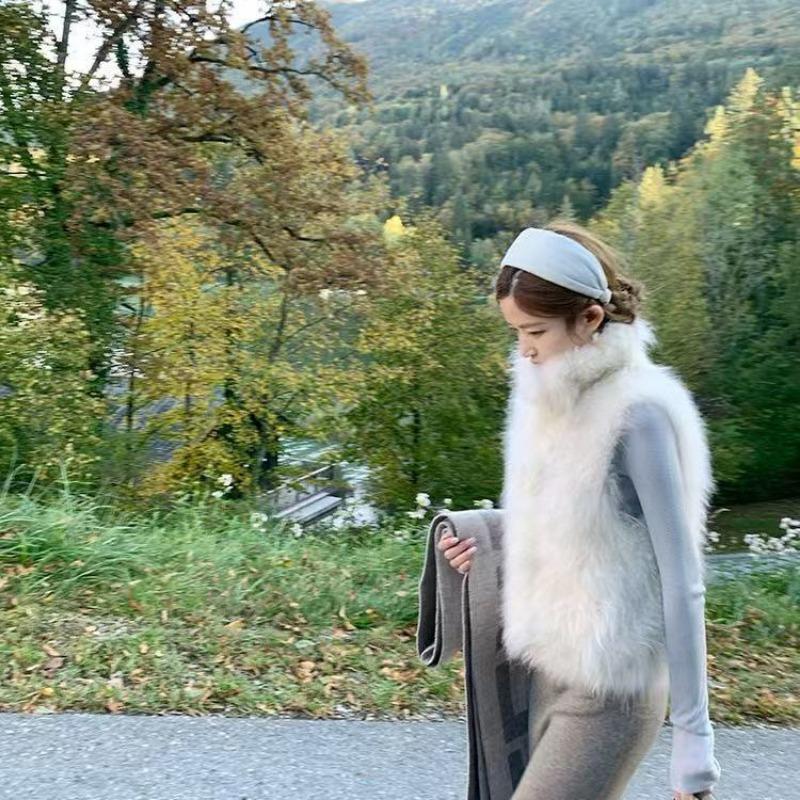 Autumn and winter design sense, wear a fur vest, imitation fox fur jacket, vest, women s stand-up collar fur vest fashion S білий
Autumn and winter design sense, wear a fur vest, imitation fox fur jacket, vest, women s stand-up collar fur vest fashion S білий