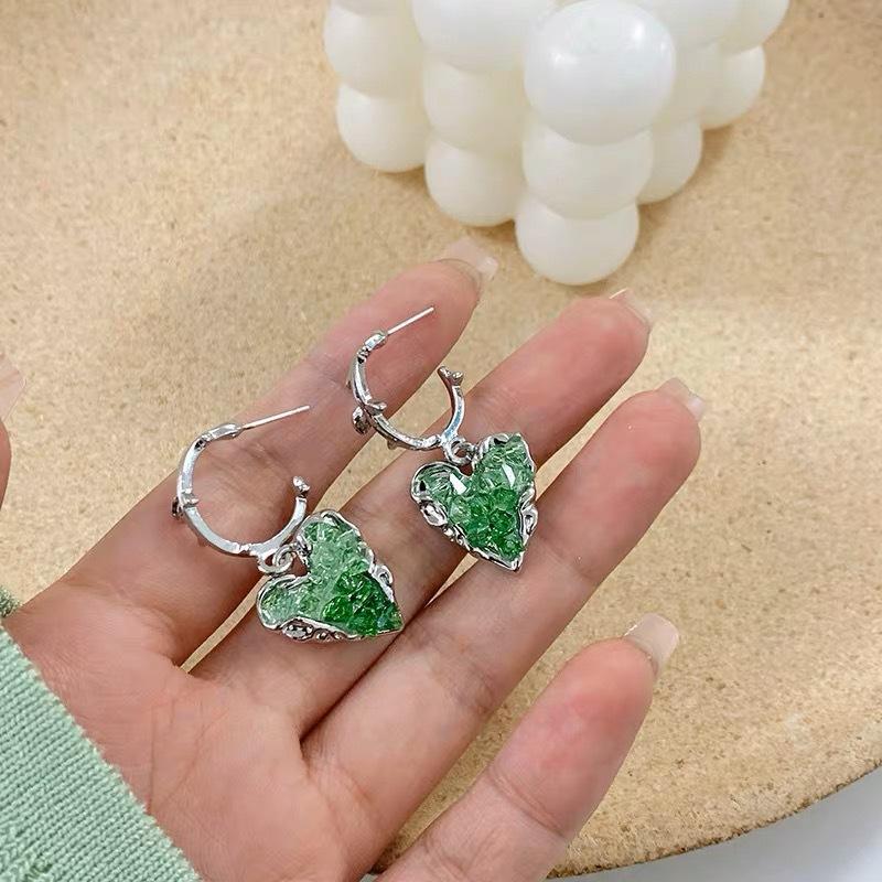 Fresh and sweet gradual change green crystal stud earrings exquisite irregular peach heart earrings design sense light luxury high sense earrings 925 silver needle
Fresh and sweet gradual change green crystal stud earrings exquisite irregular peach heart earrings design sense light luxury high sense earrings 925 silver needle