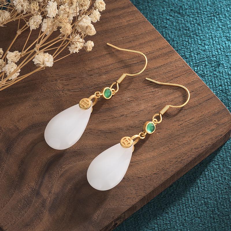 Chinese-Style Hanfu Cheongsam Chalcedony Tassel Earrings - Imitation Jade Retro Dangle for Women
Chinese-Style Hanfu Cheongsam Chalcedony Tassel Earrings - Imitation Jade Retro Dangle for Women