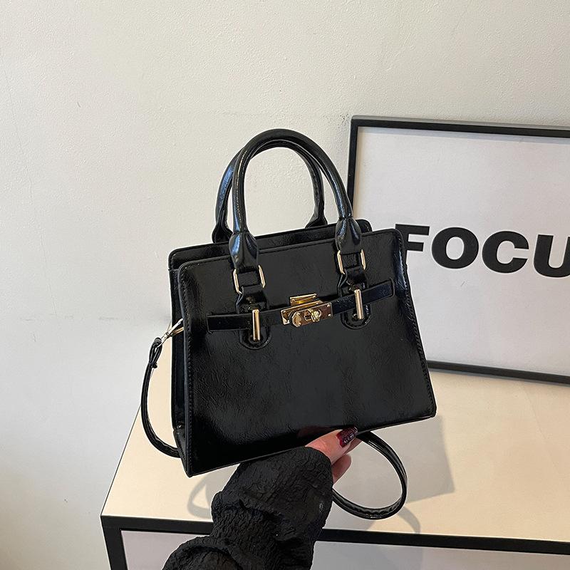 Премиальная сумка большой вместимости 2025 новая корейская версия повседневной модной женской на плечо через плечо маленькая квадратная сумка чёрный
Премиальная сумка большой вместимости 2025 новая корейская версия повседневной модной женской на плечо через плечо маленькая квадратная сумка чёрный