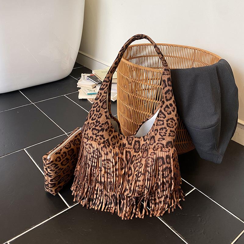 Вместительная ретро-сумка женская новая модная сумка под мышкой осенняя универсальная сумка с бахромой
Вместительная ретро-сумка женская новая модная сумка под мышкой осенняя универсальная сумка с бахромой