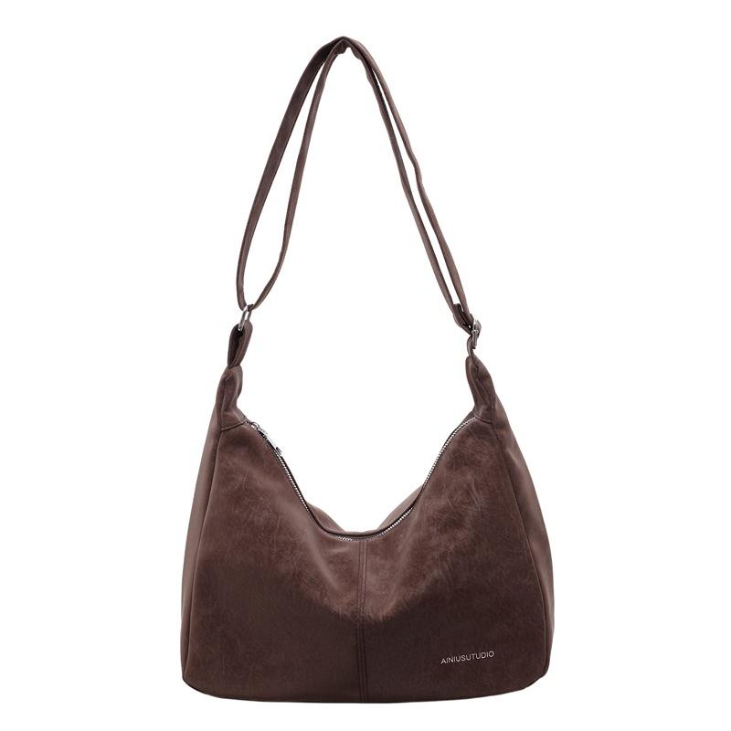 Largecapacity bag women s new versatile casual soft leather shoulder messenger bag commuter tote bag
Largecapacity bag women s new versatile casual soft leather shoulder messenger bag commuter tote bag