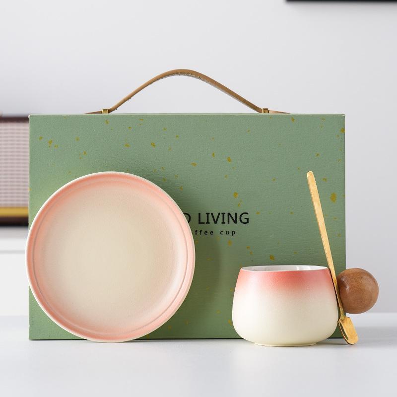Boutique coffee cup gift box set, latte cup, modern light luxury milk tea cup saucer, business souvenir, wooden handle. 230ML
Boutique coffee cup gift box set, latte cup, modern light luxury milk tea cup saucer, business souvenir, wooden handle. 230ML