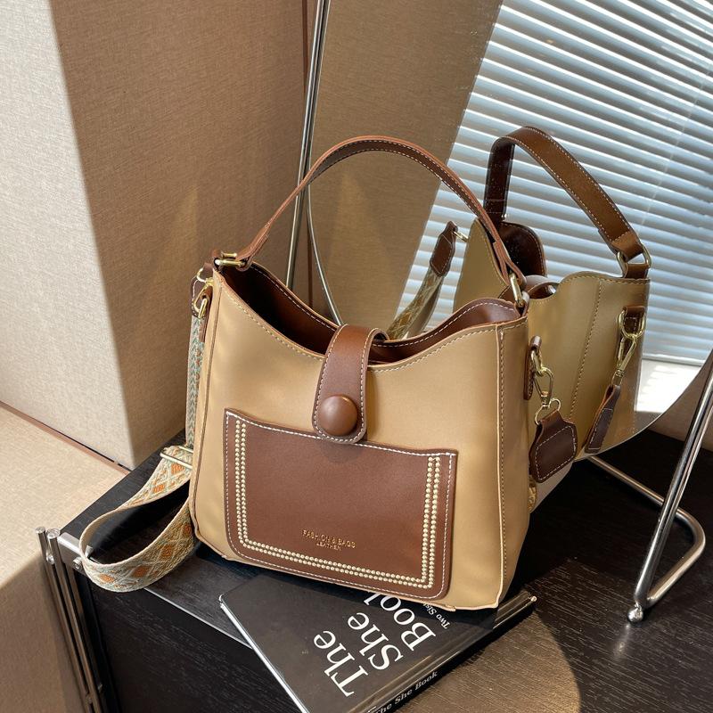 This year s popular bag women s large-capacity 2024 new autumn versatile messenger bag popular simple shoulder bucket bag хакі
This year s popular bag women s large-capacity 2024 new autumn versatile messenger bag popular simple shoulder bucket bag хакі