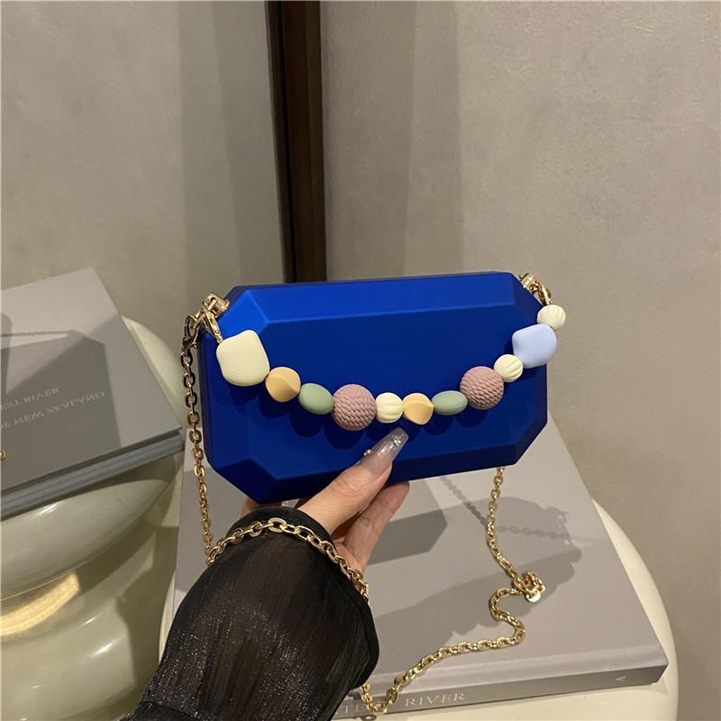 Super Fire Chain Box Bag Niche Trend Acrylic High-end Portable Dinner 17x5x9.5cm синій
Super Fire Chain Box Bag Niche Trend Acrylic High-end Portable Dinner 17x5x9.5cm синій