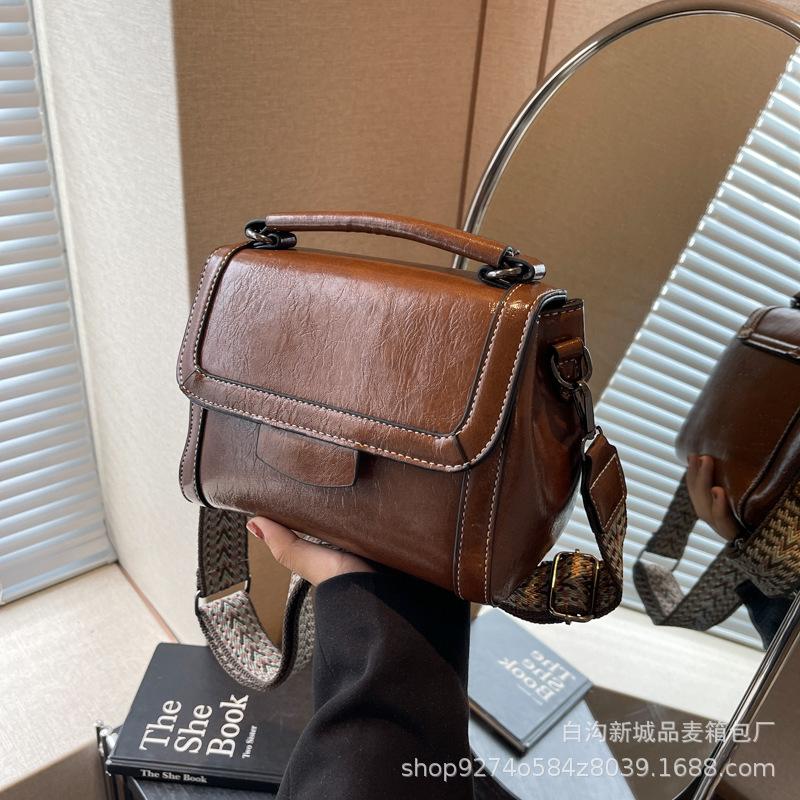 Retro bag women s 2025 solid color new fashion simple portable shoulder bag casual versatile wide shoulder strap messenger bag темно-коричневого кольору
Retro bag women s 2025 solid color new fashion simple portable shoulder bag casual versatile wide shoulder strap messenger bag темно-коричневого кольору