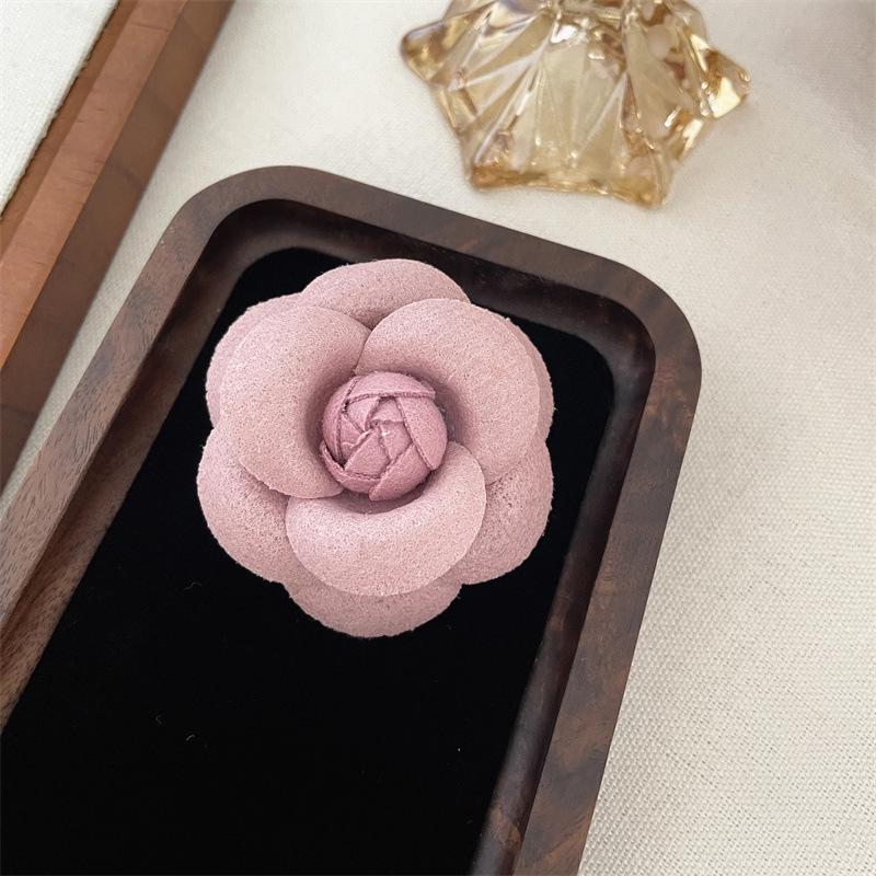 Elegant French-Style Camellia Brooch: Retro Chic for Suit, Coat, Bag, or Hairpin
Elegant French-Style Camellia Brooch: Retro Chic for Suit, Coat, Bag, or Hairpin