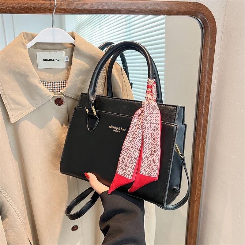 Elegant Stylish Large Capacity Red Handbag For Brides And Moms Versatile Tote Bag чорний
Elegant Stylish Large Capacity Red Handbag For Brides And Moms Versatile Tote Bag чорний