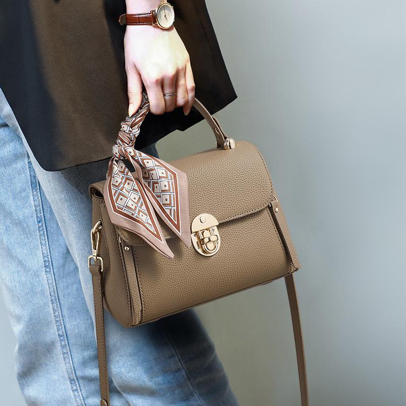 Bag women s new women s bag messenger bag leather handbag high-end explosive shoulder bag
Bag women s new women s bag messenger bag leather handbag high-end explosive shoulder bag