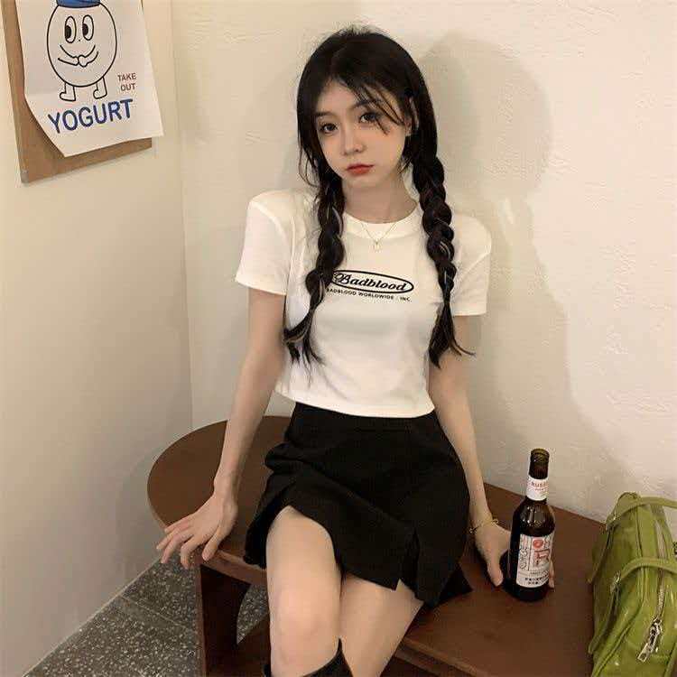 Short short-sleeved T-shirt women s summer new sweet and spicy style open button letter top bottoming shirt M
Short short-sleeved T-shirt women s summer new sweet and spicy style open button letter top bottoming shirt M