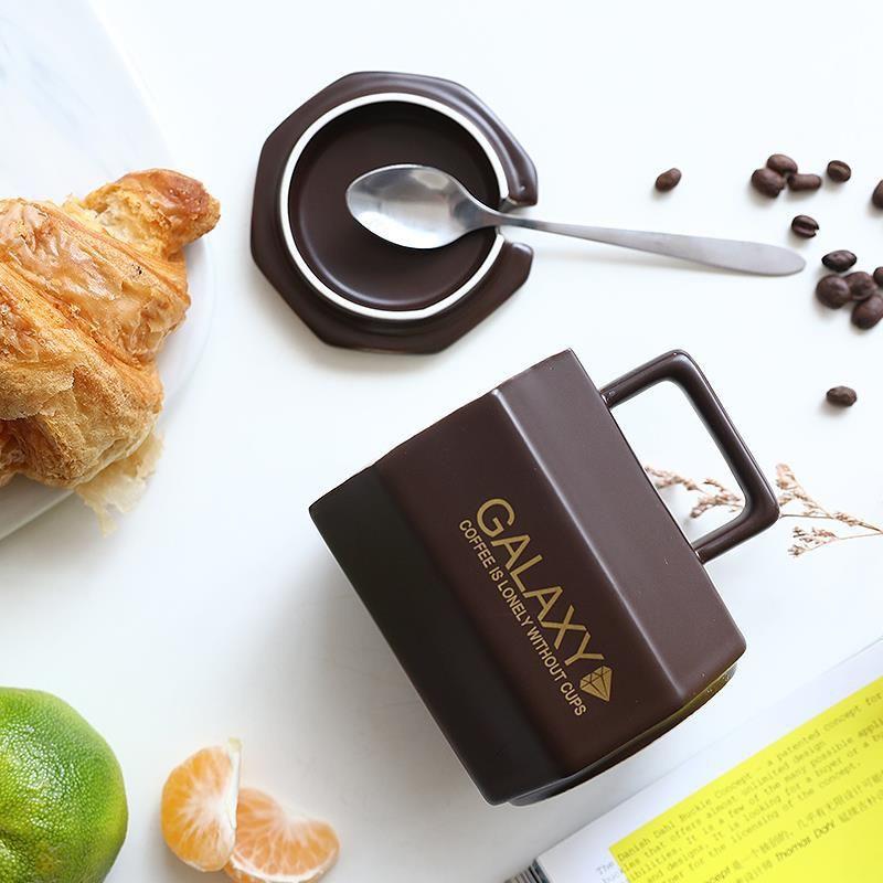 Простая креативная кружка геометрической формы, чашка для воды, кофейная чашка, керамическая чашка 301-400ml темно-коричневого
Простая креативная кружка геометрической формы, чашка для воды, кофейная чашка, керамическая чашка 301-400ml темно-коричневого