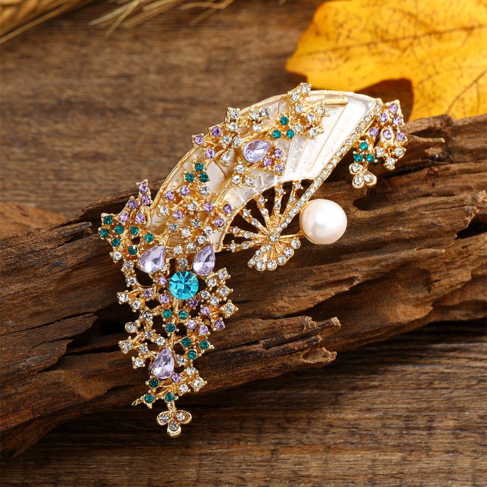 Retro Chinese Plum Blossom Rhinestone Fan Brooch with Pearls – Elegant Cheongsam Accessory
Retro Chinese Plum Blossom Rhinestone Fan Brooch with Pearls – Elegant Cheongsam Accessory