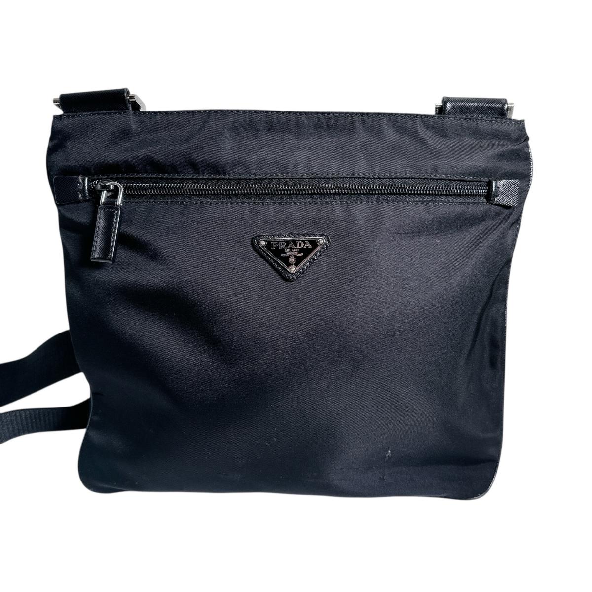 PRADA Діагональна сумка через плече з трикутним логотипом Нейлон чорний унісекс Вживана
PRADA Діагональна сумка через плече з трикутним логотипом Нейлон чорний унісекс Вживана