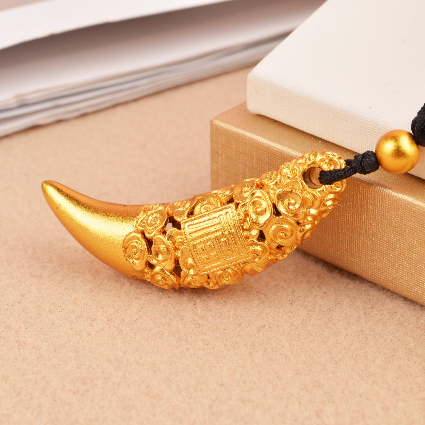 Gold Shop Style: High Color Retention Ancient Sand Gold Hollow Auspicious Clouds & Crescent Moon Pendant
Gold Shop Style: High Color Retention Ancient Sand Gold Hollow Auspicious Clouds & Crescent Moon Pendant
