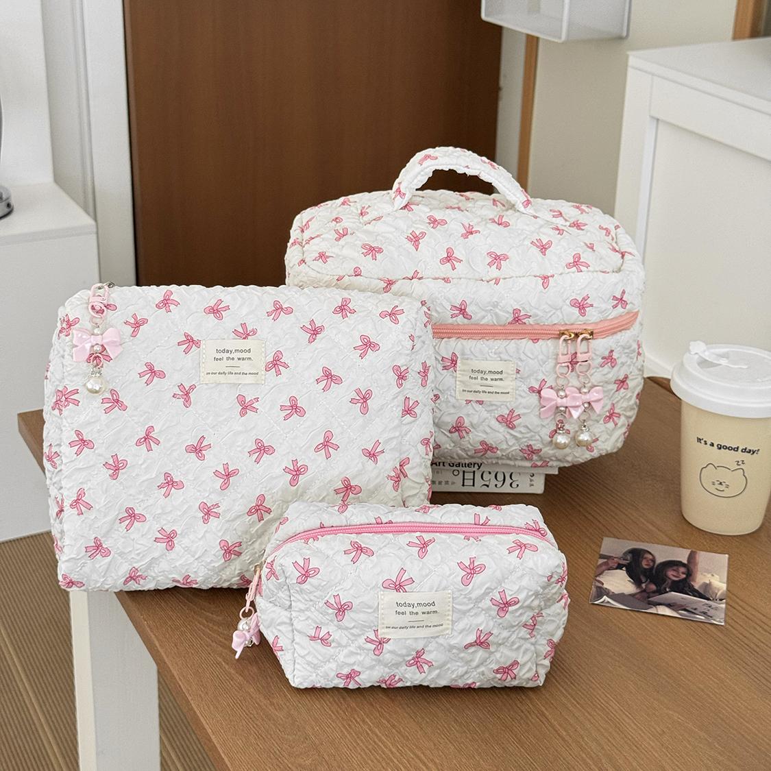 2025 Fashion Ins Pink Bow Quilted Cosmetic Bag Large Capacity Travel Makeup Storage Pouch Handbag Women Zipper Small Bag Small рожевий
2025 Fashion Ins Pink Bow Quilted Cosmetic Bag Large Capacity Travel Makeup Storage Pouch Handbag Women Zipper Small Bag Small рожевий