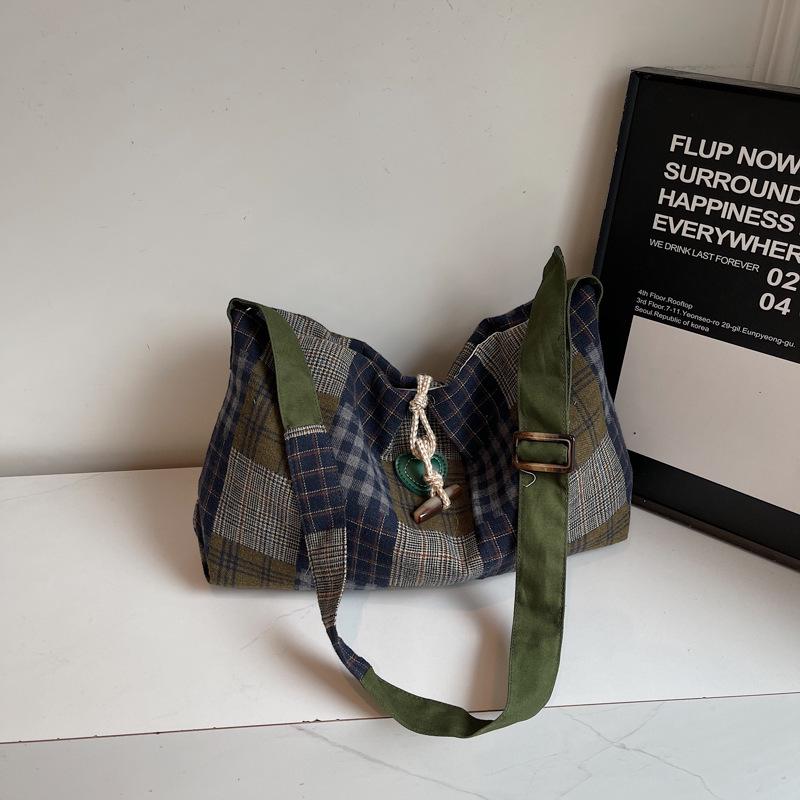 Клетчатая сумка-тоут через плечо в стиле ретро преппи - Большая вместимость для женщин синий
Клетчатая сумка-тоут через плечо в стиле ретро преппи - Большая вместимость для женщин синий