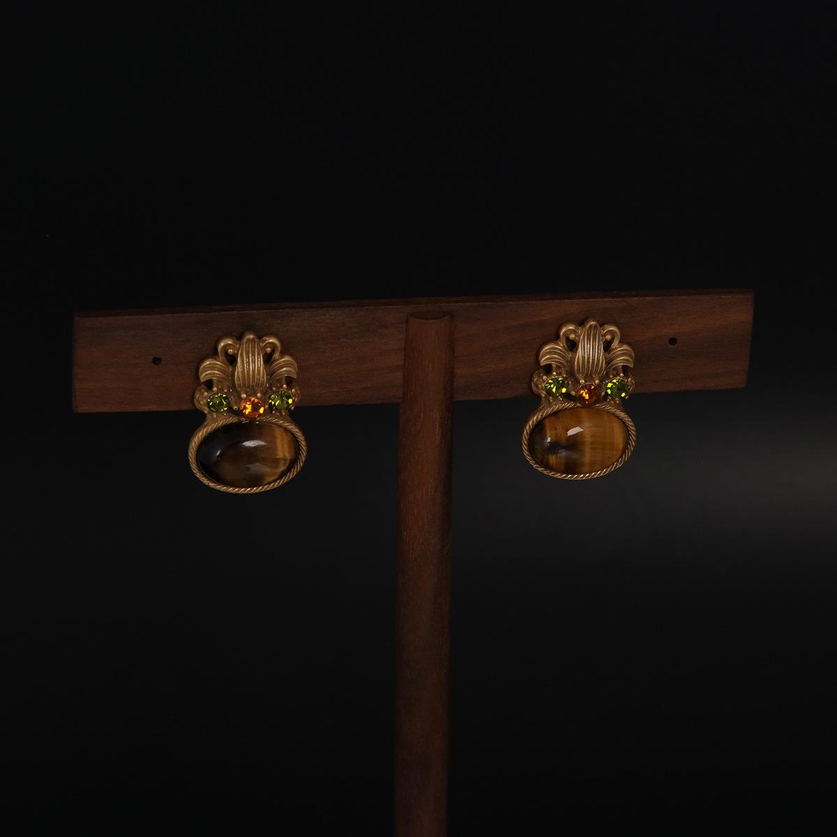 Medieval Vintage High-End Temperament Niche Versatile Tiger S Eye Stone Pineapple Head Earrings Millet Bead Necklace Set
Medieval Vintage High-End Temperament Niche Versatile Tiger S Eye Stone Pineapple Head Earrings Millet Bead Necklace Set