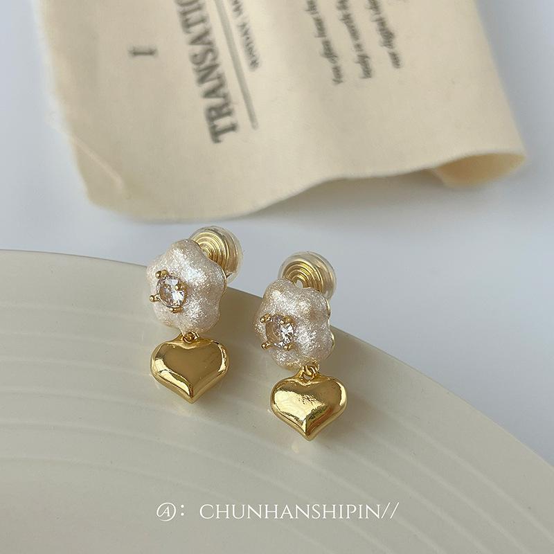 Mori love ear clips without ear piercings design niche high-end flower stud earrings simple fashion sweet temperament earrings
Mori love ear clips without ear piercings design niche high-end flower stud earrings simple fashion sweet temperament earrings