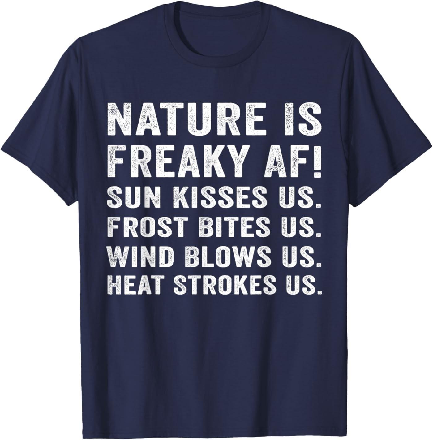 Nature is Freaky AF Sun Kisses Us Frost Bites Us Wind Blows T-Shirt 5XL різнокольоровий
Nature is Freaky AF Sun Kisses Us Frost Bites Us Wind Blows T-Shirt 5XL різнокольоровий