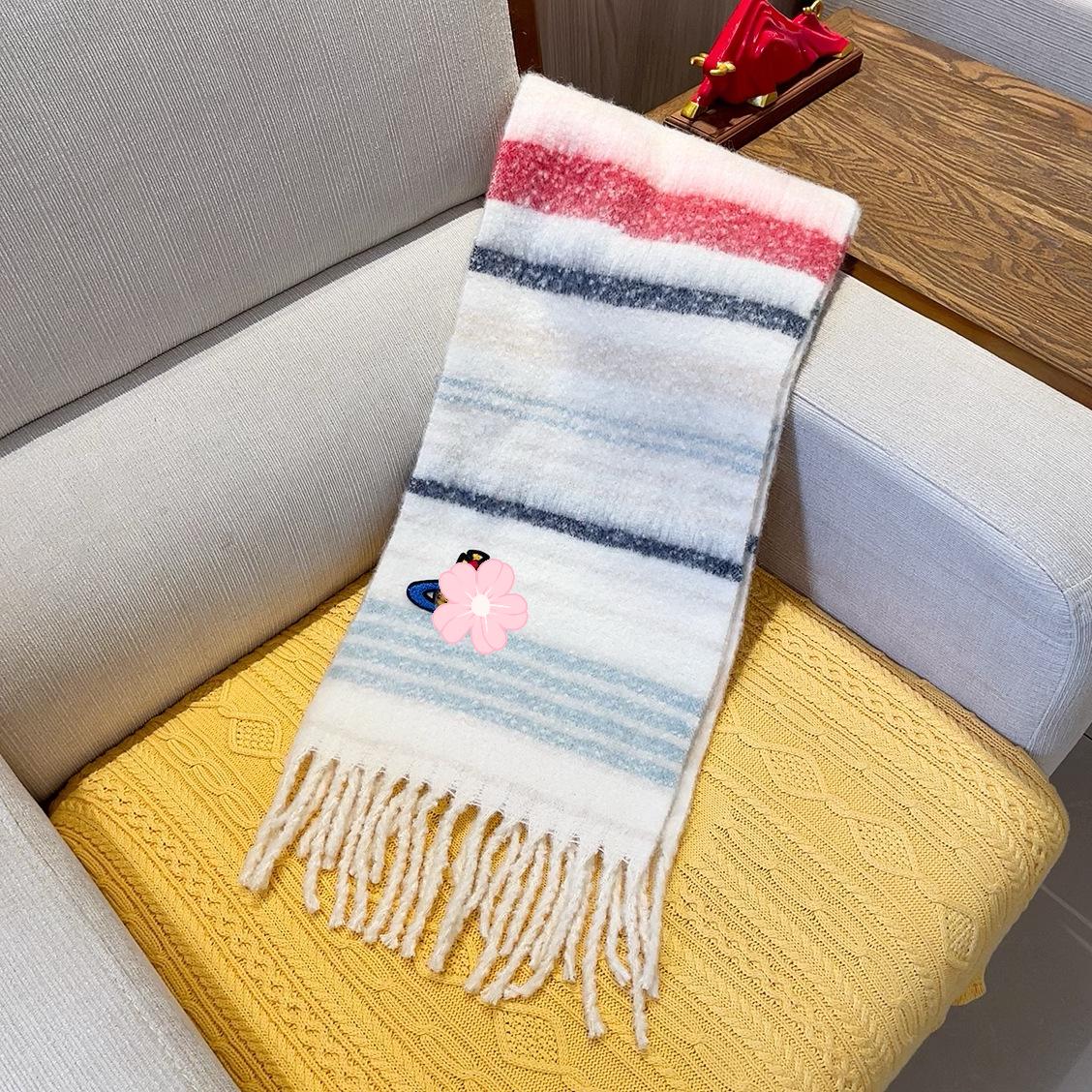 2024 Вовняний шарф Vivian Saturn з вишивкою : Різдвяний та Новорічний Смугастий Дизайн білий
2024 Вовняний шарф Vivian Saturn з вишивкою : Різдвяний та Новорічний Смугастий Дизайн білий