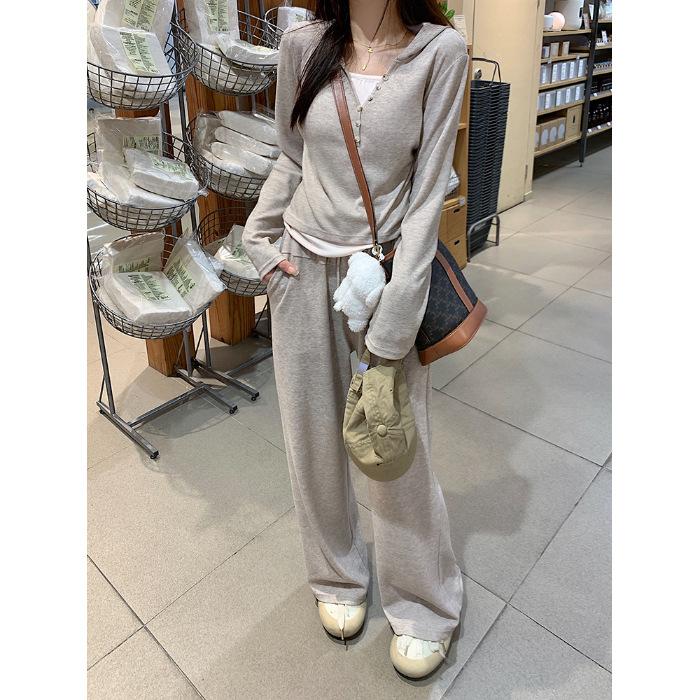 V-neck sweater casual suit women s spring and autumn wide-leg floor-mopping pants fashionable foreign style long-sleeved lazy two-piece set high sense XXL
V-neck sweater casual suit women s spring and autumn wide-leg floor-mopping pants fashionable foreign style long-sleeved lazy two-piece set high sense XXL